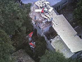 Destroços de um helicóptero são vistos sobre um imóvel na Grande São Paulo. Segundo os bombeiros 4 pessoas morreram no acidente (Foto: Reprodução/GloboNews)