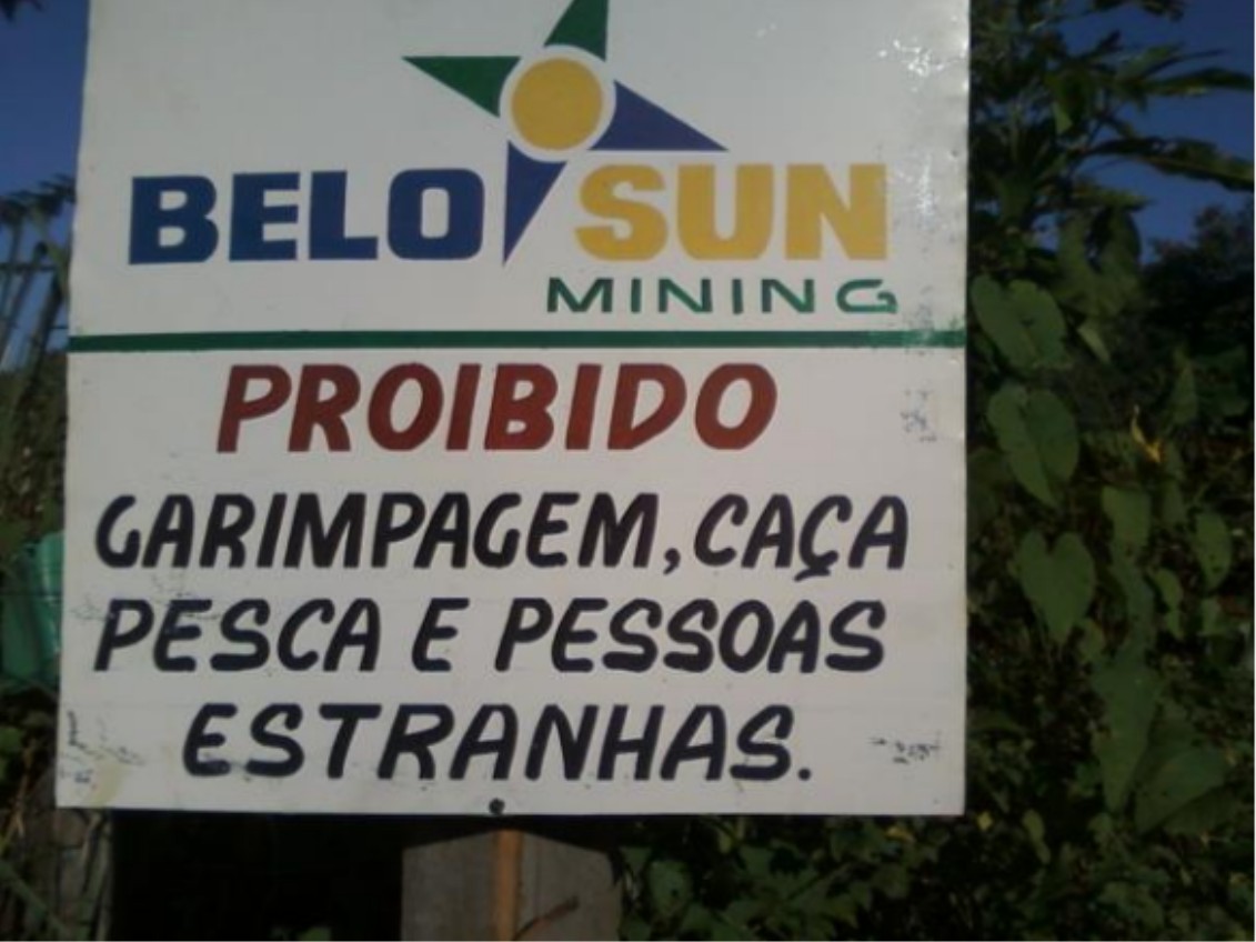 Placa instalada pela empresa Belo Sun mineração em áreas de assentamento na região de Volta Grande do Xingu (Foto: Divulgação/DPE-PA)