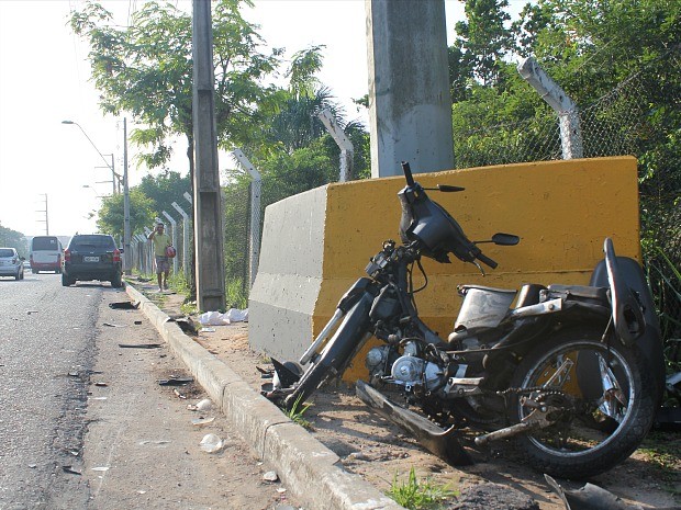 Moto de cor preta foi atingida pelo tucson (Foto: Girlene Medeiros/G1 AM)