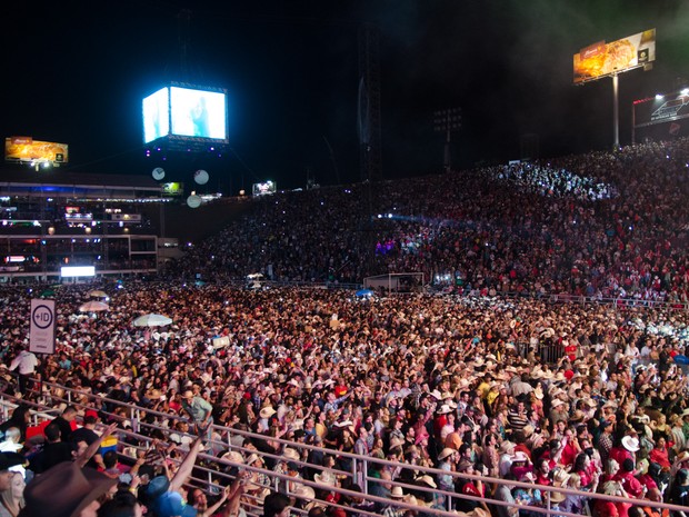 Chitãozinho faz o público cantar 'Brincar de Ser Feliz' em Barretos, SP. (Foto: Érico Andrade/G1)