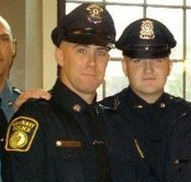 Foto de 2010 mostra os agentes Richard Donohue (esq) e Sean Collier  (Foto: Massachusetts Bay Transportation Authority/AP)