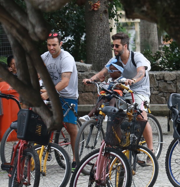 Bruno Gagliasso passeando de bicicleta com a filha, Titi (Foto: Agnews)