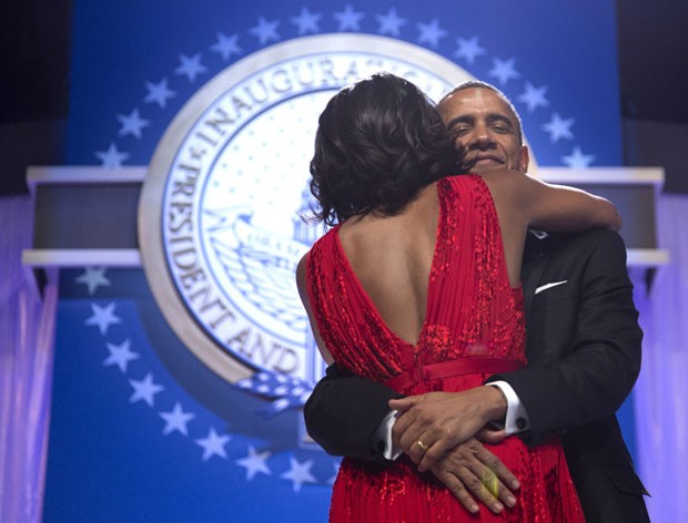 Barack Obama sorri durante dança com sua primeira-dama, Michelle. (Foto: Carolyn Kaster/AP)
