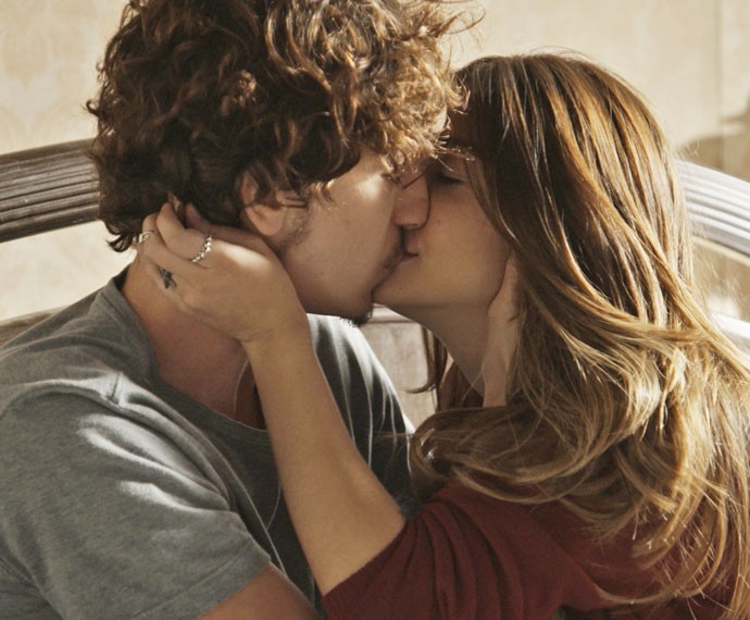Os dois se beijam (Foto: TV Globo)