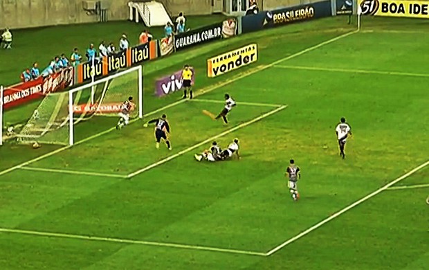 Marquinhos do Vitória perdendo gol contra o Fluminense (Foto: Reprodução SporTV)