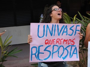Estudantes da Univasf pedem resposta sobre hino (Foto: Amanda Franco/G1)
