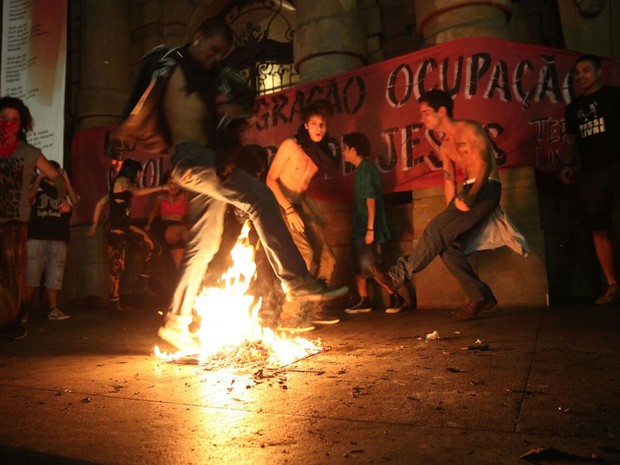 Manifestantes destroem catraca em ato contra tarifa, no Centro de SP (Foto: Marcelo Brandt/G1)