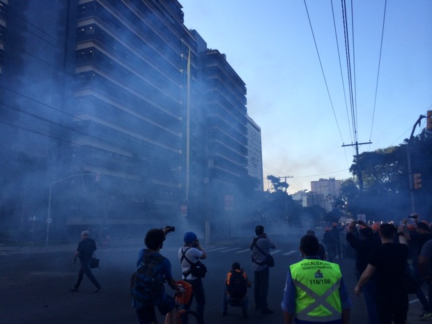 Batalhão de choque da Brigada Militar lançou bombas de efeito moral para dispersar a multidão em Porto Alegre (Foto: Caetanno Freitas/G1)