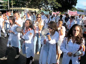 Médicos tocam instrumentos de  percussão durante passeata até o Ministério da Saúde (Foto: Lucas Nanini/G1)