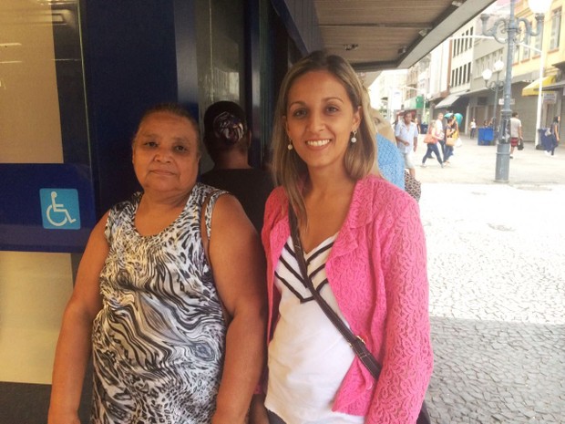  Priscila saiu de casa com a avó às 5h para ser uma das primeiras a sacar (Foto: Juliana Gomes/G1)
