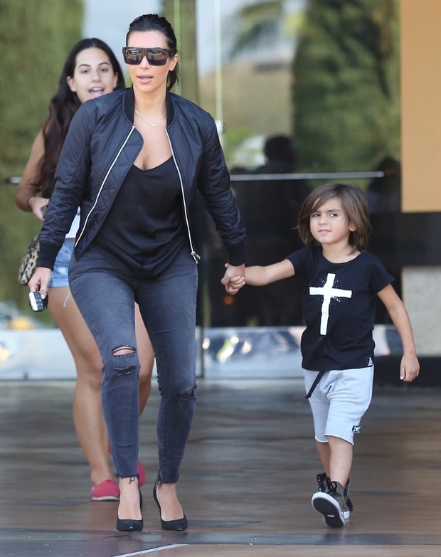 X17 - Kim Kardashian com o sobrinho Mason Disick em Los Angeles, nos Estados Unidos (Foto: X17online/ Agência)