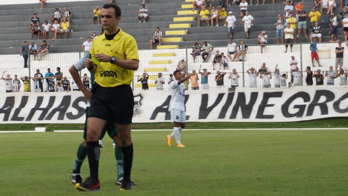 Leandro Saraiva Dantas - árbitro (Foto: Augusto Gomes/GloboEsporte.com)