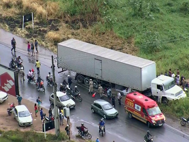Veículos permanecem na faixa da esquerda da rodovia (Foto: Reprodução / TV Globo)