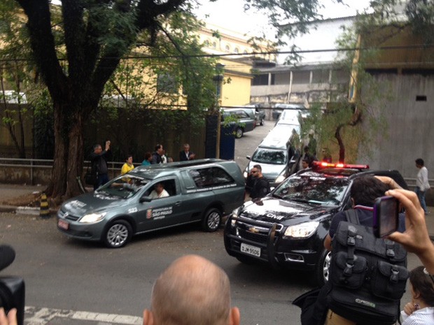 Carros fúnebres saem do IML central de São Paulo (Foto: Roney Domingos/G1)