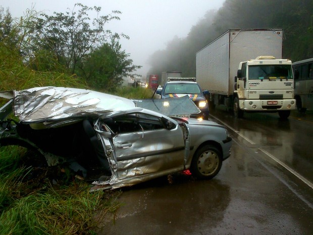Carro partiu ao meio após colisão na BR-282, no Oeste de SC (Foto: PRF/Divulgação)
