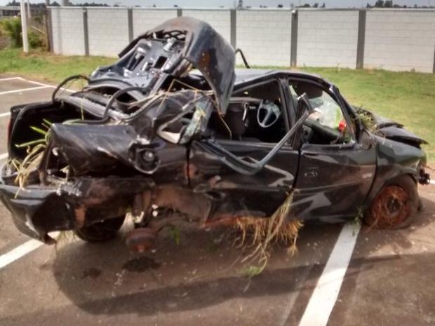 G Mulher Morre Ap S Capotar Carro E Cair Em Barranco Em Rodovia