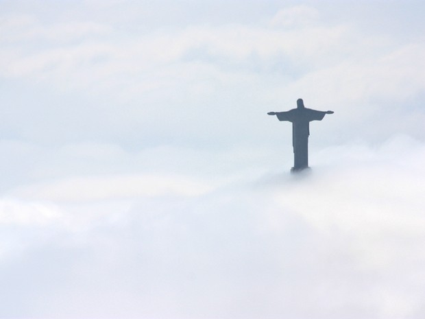 Cristo Redentor parece flutuar sobre as nuvens neste sábado (27) no Rio (Foto: Marcos Teixeira Estrella/TV Globo)