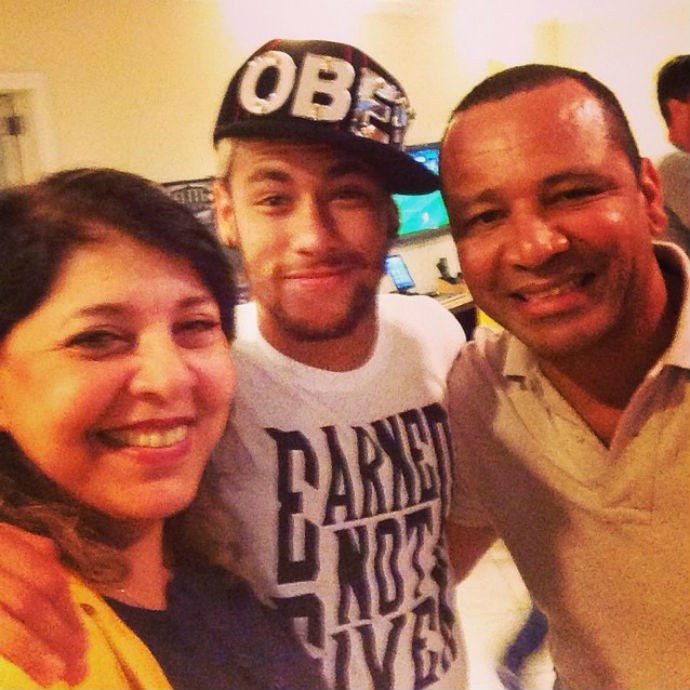 Roberta Miranda posa para foto com Neymar e o pai do jogador (Foto: Reprodução/Instagram)