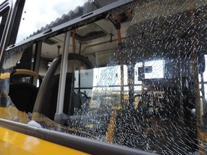 Ônibus foram apedrejados em Blumenau (Foto: Jaime Batista/Divulgação)