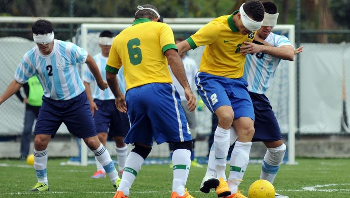 Brasil e Argentina empataram no futebol de 5 (Foto: André Durão)