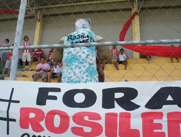 Rosilene Gomes vira 'judas' e acaba malhada no domingo de Páscoa 