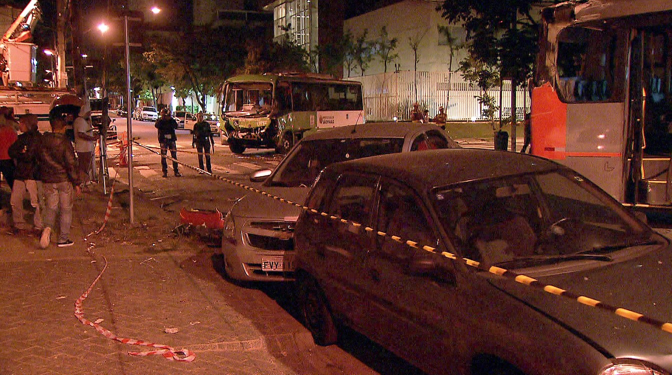Acidente envolvendo dois ônibus e vários veículos na Lapa, em São Paulo (Foto: Reprodução/TV Globo)