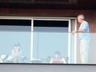 Harrison Ford aparece na varanda de hotel com a mulher e o filho