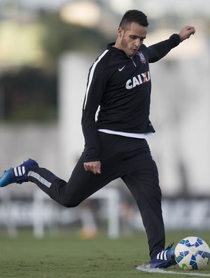 Vitória em casa dá confiança a Renato Augusto: 