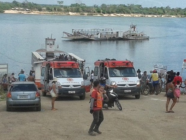 Operação com auxílio de carro-guincho e balsas teve que ser montada para retirar veículo do Tocantins (Foto: Antonio Pinheiro/Divulgação)