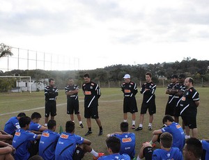 Técnico do sub-20, Claudinei Oliveira, está confiante no título inédito (Foto: Bruno Giufrida / Santos FC)