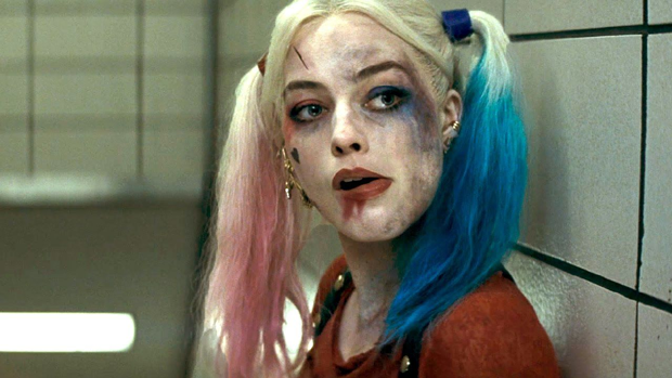 Margot Robbie reclama da roupa de Arlequina do filme Esquadrão Suicida