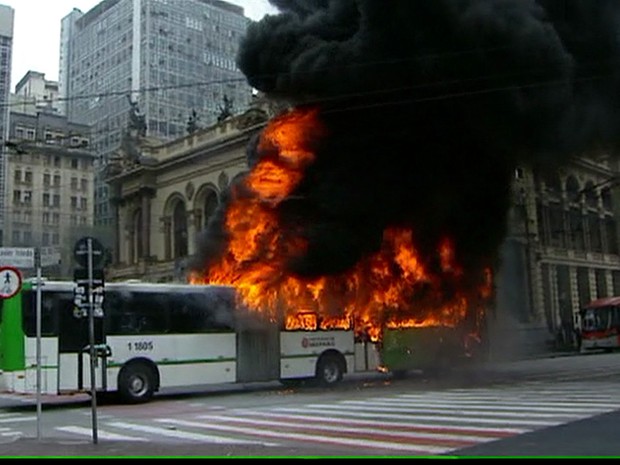 Ônibus é incendiado no viaduto do Chá, no Centro de São Paulo (Foto: Reprodução/TV Globo)