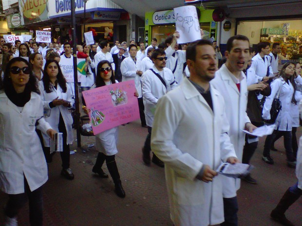 Profissionais da saúde, estudantes e médicos participaram de caminhada em Rio Grande, RS (Foto: Nicolas Castro/ RBS TV)