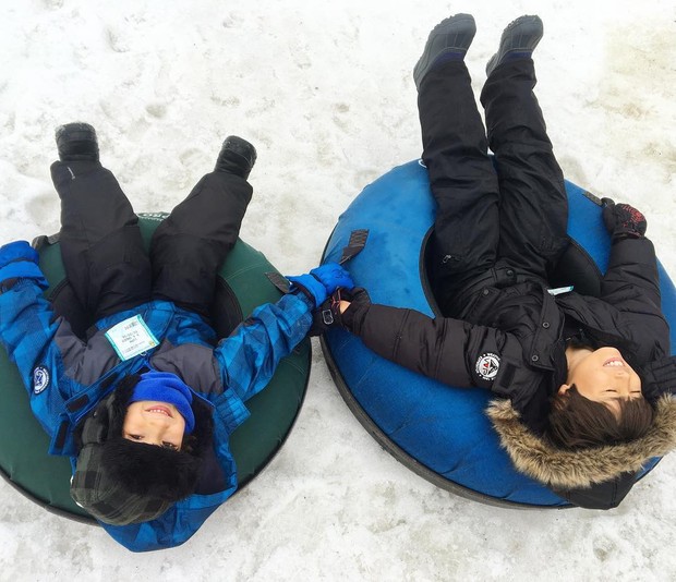 Filho de Dani Suzuki com primo brincando na neve (Foto: Reprodução/Instagram)
