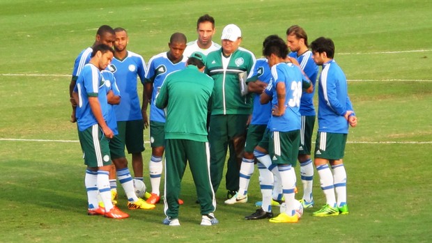 Técnico Gilson Kleina reunião Palmeiras treino (Foto: Marcelo Hazan)