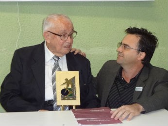 O idoso recebeu o troféu do diretor do Ranking Brasil Luciano Cadari  (Foto: Adriana Justi / G1)