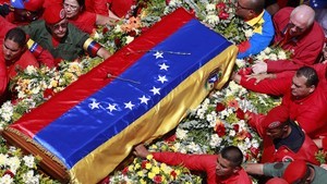 Mãe chora apoiada ao caixão ao som do hino no cortejo fúnebre de Chávez (Ricardo Mazalan/AP) Mãe chora apoiada ao caixão ao som do hino no cortejo fúnebre de Chávez (Ricardo Mazalan/AP)