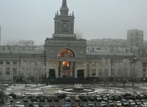 Câmera de segurança flagrou momento em que suicida detonou bomba na porta de estação de trem em Volgogrado, na Rússia (Foto: Reprodução/YouTube/Petr Petrov)