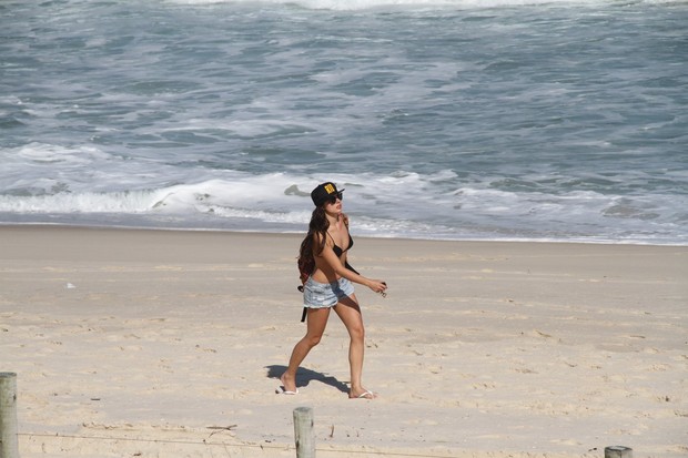 Isis Valverde na praia (Foto: Wallace Barbosa / AgNews)