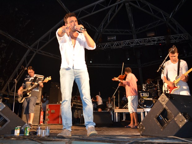 Fábio Ribeiro anima o público com suscessos do rock e pop nacionais (Foto: Marina Fontenele/G1)