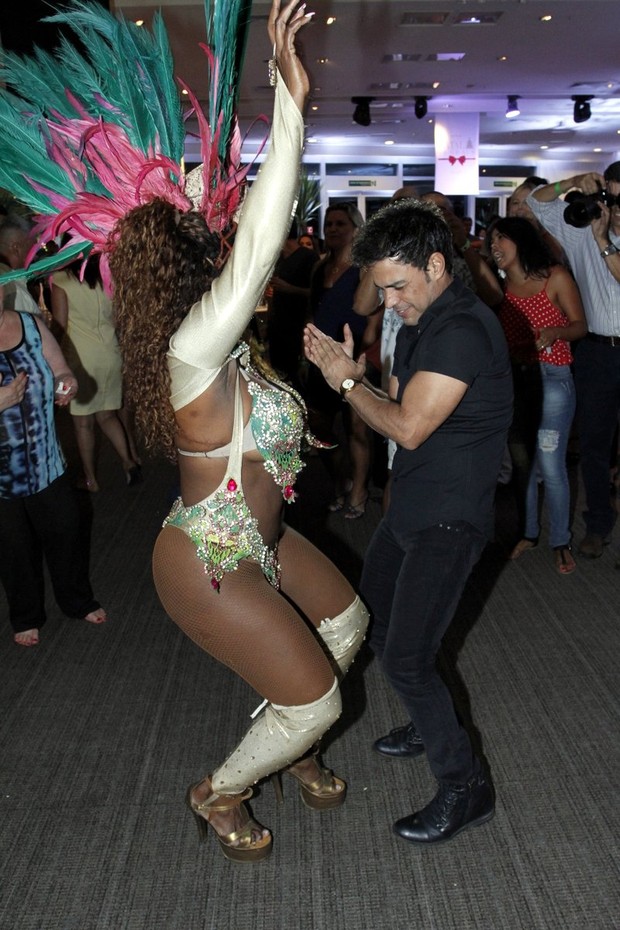 Zezé di Camargo cai no samba com a bateria da Imperatriz  (Foto: Marcos Ferreira /Brazil News)