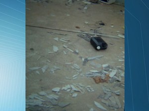 Imagens gravadas com celular mostram destruição dentro da unidade (Foto: Reprodução/TV Gazeta)