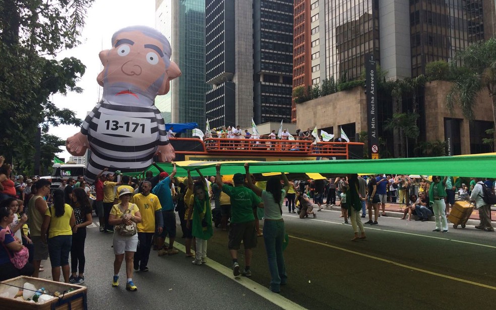 Boneco Pixuleco foi inflado na Avenida Paulista (Foto: Paulo Toledo Piza/G1)