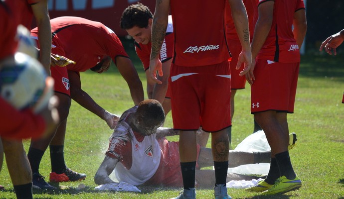 Jonathan Cafu leva ovada em treino no São Paulo (Foto: Érico Leonan / saopaulofc.net)