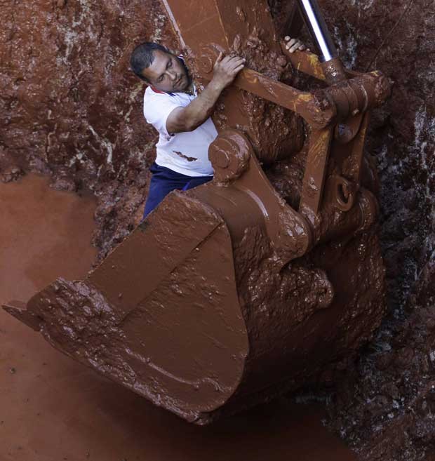Juan Diaz trabalha na escavação de um terreno em busca de barras de outo no Paraguai (Foto: Jorge Adorno/ Reuters)