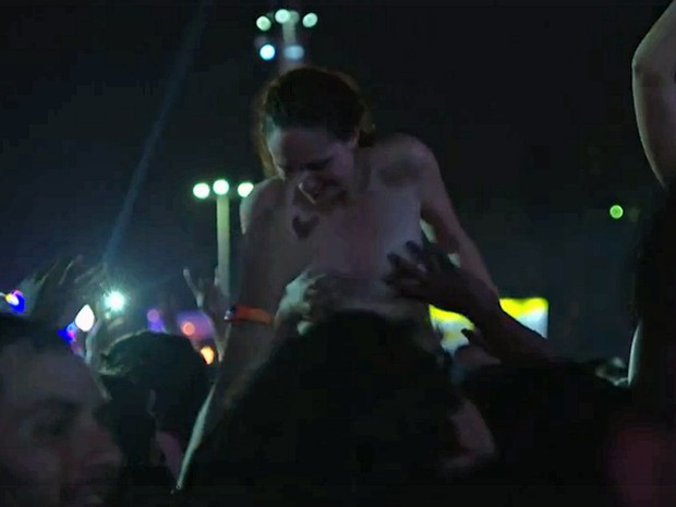 Fã de Queens of the Stone Age faz topless durante show no Rock in Rio 2015. Pessoas da plateia esticaram os braços para apalpar os seios dela, que revidou empurrando as mãos (Foto: Reprodução/Multishow)