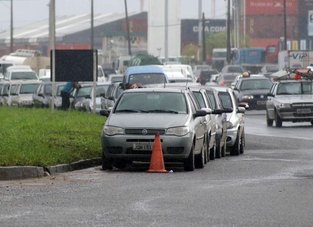 Em protesto, posto de Salvador vende gasolina com 53% de desconto (Foto: Egi Santana/ G1)