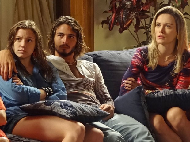 Vitória, Dani e Rodrigo escutam com atenção a história (Foto: Maria Eduarda Freitas/Gshow)