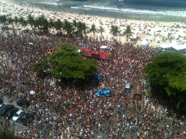 Bloco Chora, me liga desfilou com 'área VIP' na Praia de Copacabana no domingo (3) (Foto: Lívia Torres/G1)