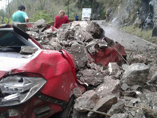 Carro foi atingido por deslizamento de rochas na Serra do Rio do Rastro (Foto: PMRv/Divulgação)